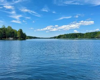 Lakefront Rustic Cabin Retreat with Outdoor Shower - East Jordan - Vista del exterior