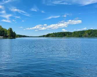 Lakefront Rustic Cabin Retreat with Outdoor Shower - East Jordan - Vista del exterior