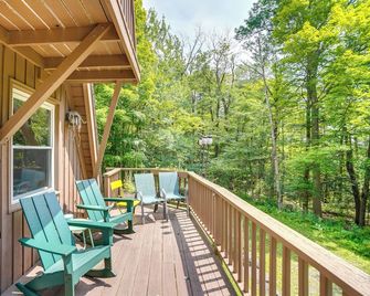 A-Frame Cabin w/ Furnished Deck in Becket! - Becket - Balcón