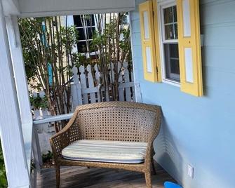 Ma Mazie's Cottage!! - Green Turtle Cay - Innenhof