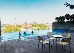 Relaxing Studio Apartment at Tamansari Papilio - Surabaya - Bể bơi