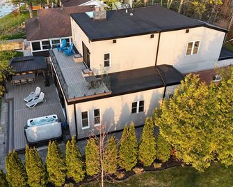 Waterfront home, city/sunset views & steps to beach, Sleeps 12 + new hot tub - Barrie - Budova