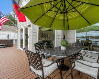 Lakefront, Hot Tub, and Fire Pit on Lake Charmaine - Woodville - Balcony