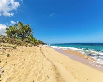 Charming 4-bedroom house with AC, WiFi in lovely Manati - Manatí - Playa