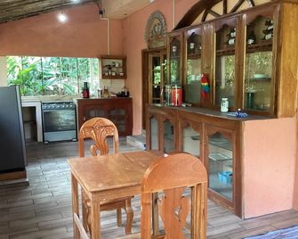 Flores exóticas Cozy cabin charming 1ra. Sección de Guillén Oriente WiFi, AC - Tapachula - Dining room