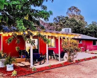 Yosemite Elements Sleeps 12 Pet Friendly Views - Coarsegold - Patio