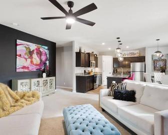 Chic New 3 Bedroom Home in West Omaha - オマハ - リビングルーム