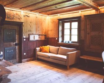 Apartment 'Die Jocherin' with Mountain View, Private Terrace and Shared Garden - Tscherms - Wohnzimmer