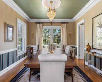 Southern Splendor Luxury home, 5 acres, private pool & hot tub, boat dock - Newport - Comedor