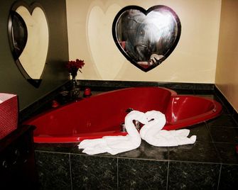 Romantic Honeymoon Loft Suite with Jacuzzi in Cochrane, Ontario - Cochrane