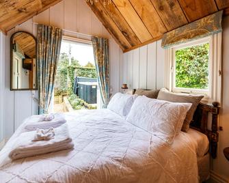 The Settlers Hut - Surfdale - Bedroom