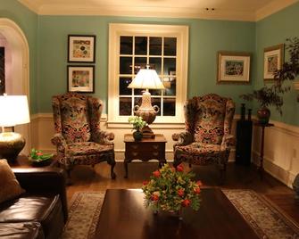 Amazing Colonial Home a Heart Beat from Colonial Williamsburg & William & Mary - Williamsburg - Living room