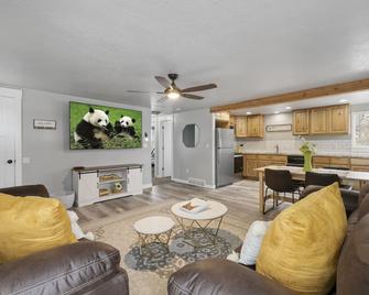 Cozy, newly-remodeled, pet and kid friendly entire home! - American Fork - Living room