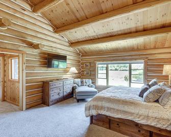 Remote Idaho Mountain Lodge with River Access! - Challis - Bedroom