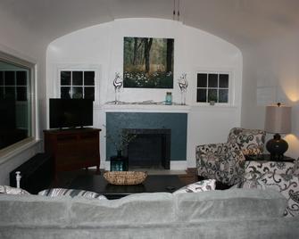 Charming Home In The Heart Of The Tree Area, 4 Blocks To University Of Wyoming! - Laramie - Living room