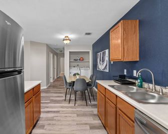 New clean & cozy Apt, 2 parking spaces, Smart TV - Cypress - Keuken