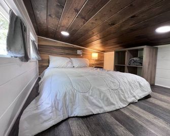 Unique Tiny Home Escape! Fully Equipped & Relaxing, Privacy-Fenced Outdoor Space - Raleigh - Habitación