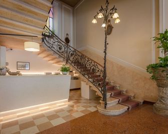 Hotel Excelsior Splendide - בילאג'ו - דלפק קבלה