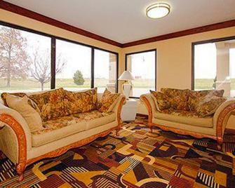 Quality Inn & Suites Greenfield - Greenfield - Living room