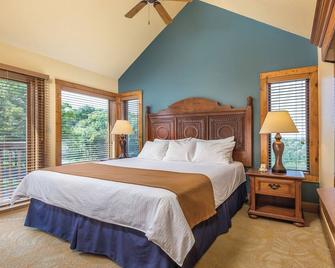 Galena, IL: 1 Bedroom w/Fireplace, Jetted Tub, Resort Pool & Outdoor Activities - Galena - Bedroom