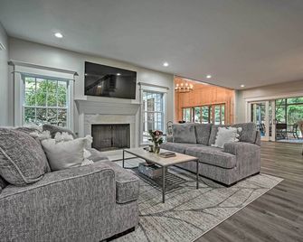 Luxury Family Home w/ Deck, Swim Spa & Grill! - New Buffalo - Вітальня