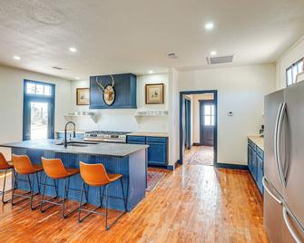 Southwest Escape in Fort Davis Walk to Dining! - Fort Davis - Kitchen