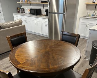 Carrollton Square's Exclusive Vrbo Suite. - Carrollton - Dining room
