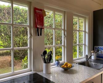 A heritage cottage in tranquil rural surrounds - Waimate - Kitchen