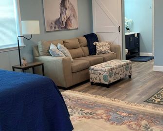 Super cute studio apartment south of Tulsa! Newly renovated and ready to go! - Beggs - Living room