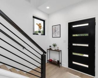 Detroit House: Bbq, Fire Pit, And Movie Yard - Détroit - Escalier