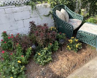 Beach Side Studio #4 - Pet Friendly, Wifi, Off-Street Parking, Large Smart Tv - Norfolk