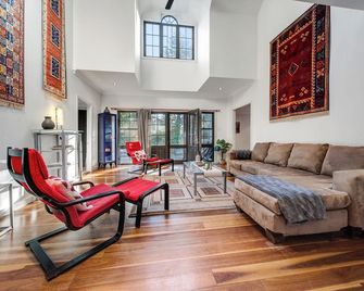 Whispering Pines Cottages - Wentworth Falls - Living room