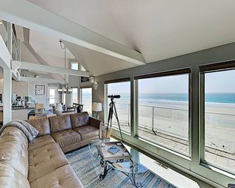 Take A Peekat This Lovely Beach Front Home - Oceanside - Sala de estar