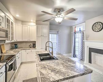 Historic Troy Home Close to Shops with Fire Pit - Troy - Kitchen