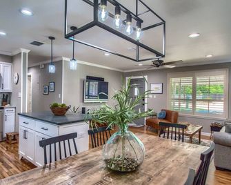 Momma's House On Landa Dt 430 3 Bedroom Home by RedAwning - New Braunfels - Dining room