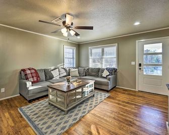 Fayetteville Vacation Rental - 2 Mi to Dtwn! - Fayetteville - Sala de estar