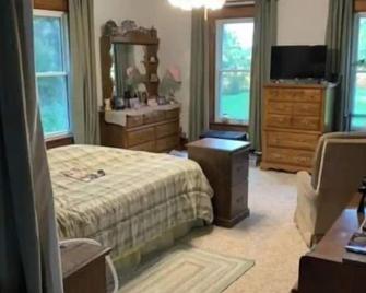 Oak Meadow Farmhouse - Spring Valley - Bedroom