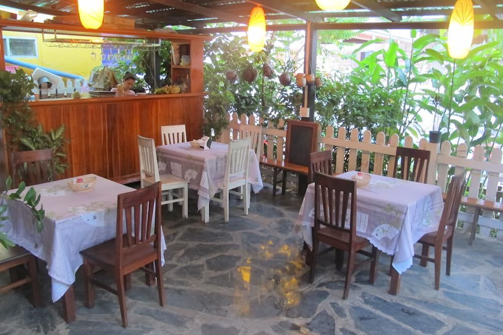 غولدين لوتوس بليس