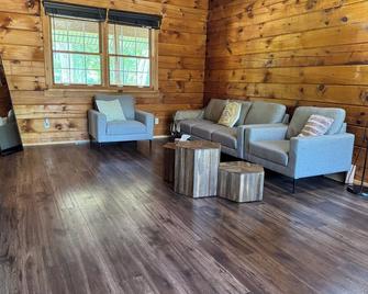 Log Cabin with Tiny Farm - Dunnville - Living room
