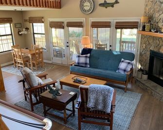 Trout Chalet - Nottely Riverfront, Starlink w/ Roku TV, Easy River Access - Murphy - Salon