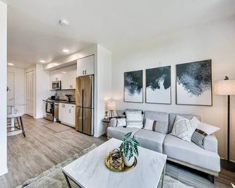 Light-Filled Open One-Bedroom in West Oakland - Oakland - Soggiorno