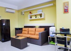 Comfy Studio at High Point Serviced Apartment - Surabaya - Living room