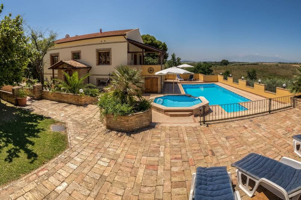 The perfectly situated Villa With Pool, 5 Minutes From The Sea - تورينو دي سانجرو - حوض السباحة