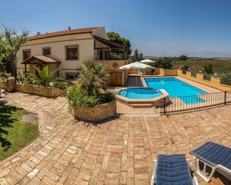 The perfectly situated Villa With Pool, 5 Minutes From The Sea - تورينو دي سانجرو - حوض السباحة