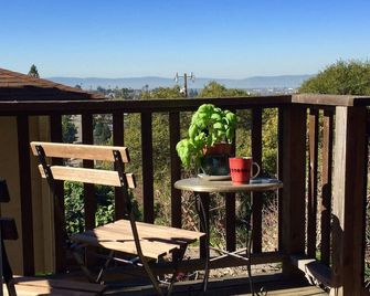Cozy Renovated Bay View Apt in Oakland w/ Parking - Oakland - Balcón