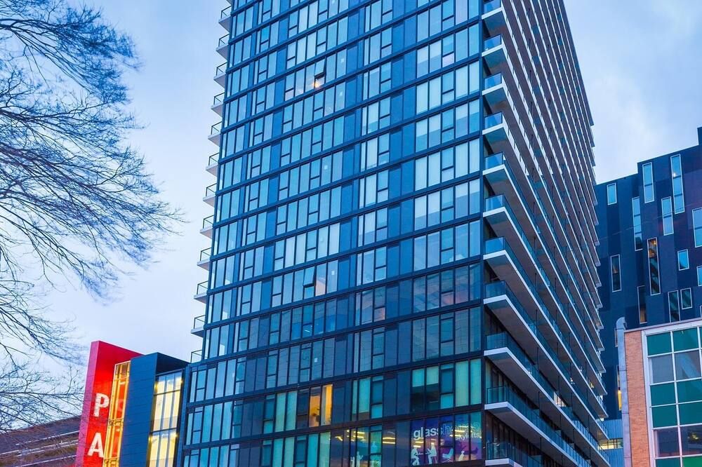 Luxury skyline condo in downtown FREE 24/7 parking - Winnipeg - Building
