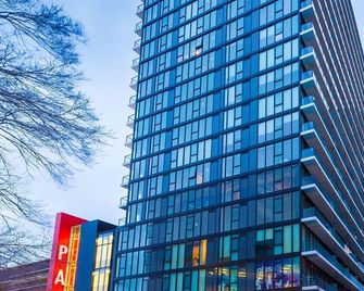 Luxury skyline condo in downtown FREE 24/7 parking - Winnipeg - Building