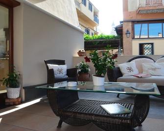 Hotel Santa Caterina - פומפיי - מרפסת