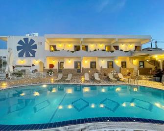 The Milos - Megalochori - Piscina