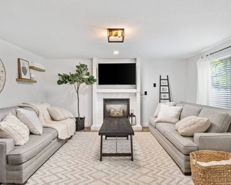 Sensationally Furnished Hot Tub, Pet Friendly, Game Room w/ Ping Pong, Foosball, Darts, Etc - Vancouver - Wohnzimmer